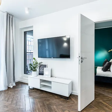 Pure Premium - Free Parking & Ac 4* Wrocław