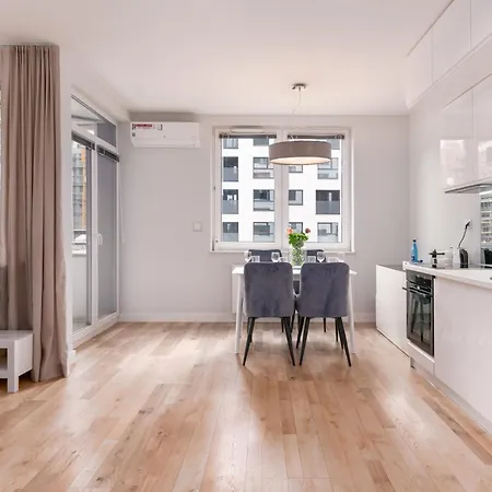 Pure Premium - Free Parking & Ac 4* Wrocław