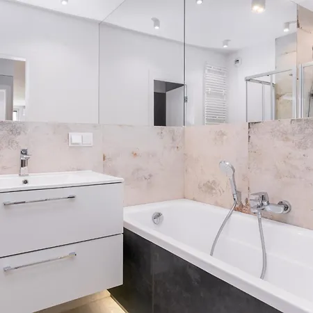 Pure Premium - Free Parking & Ac 4* Βρότσλαβ